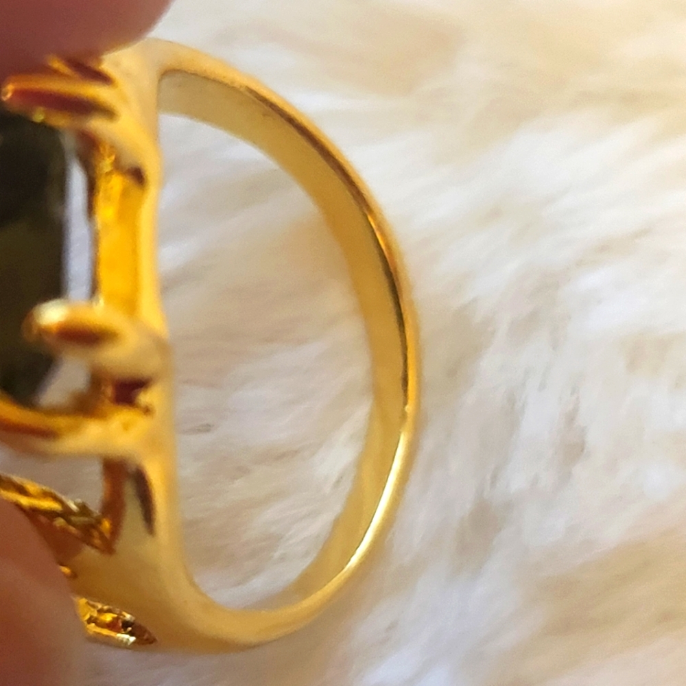 Elegant Gold tone and Green Gemstone Ring - Picture 5 of 5